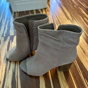 NWOT Kenneth Cole open toe booties 7.5 (taupe)
